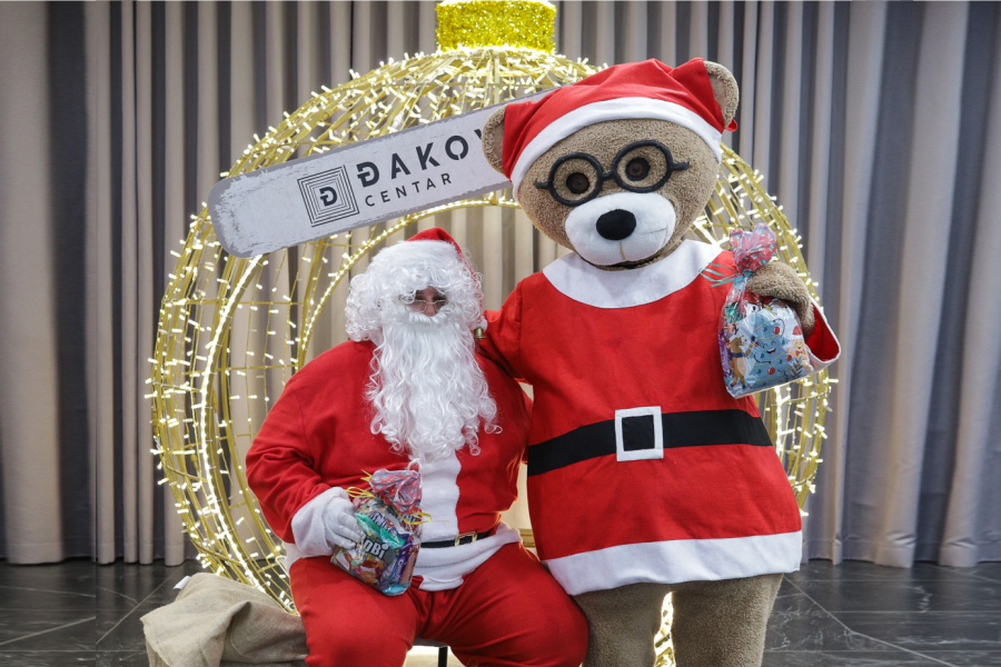 Djed Božićnjak i medo Boo Boo ponovno stižu u Đakovo Centar!