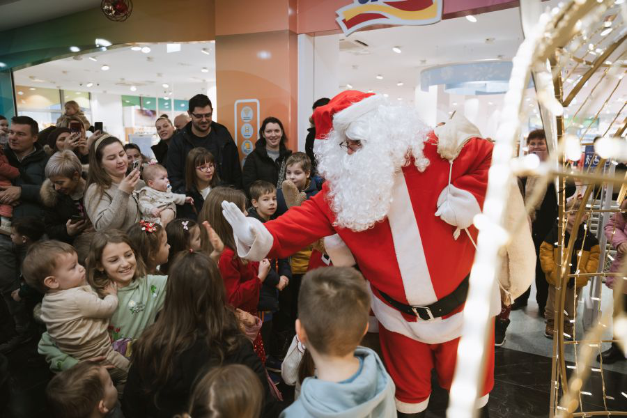 Djed Božićnjak i medo Boo Boo oduševili mališane u Đakovo Centru!